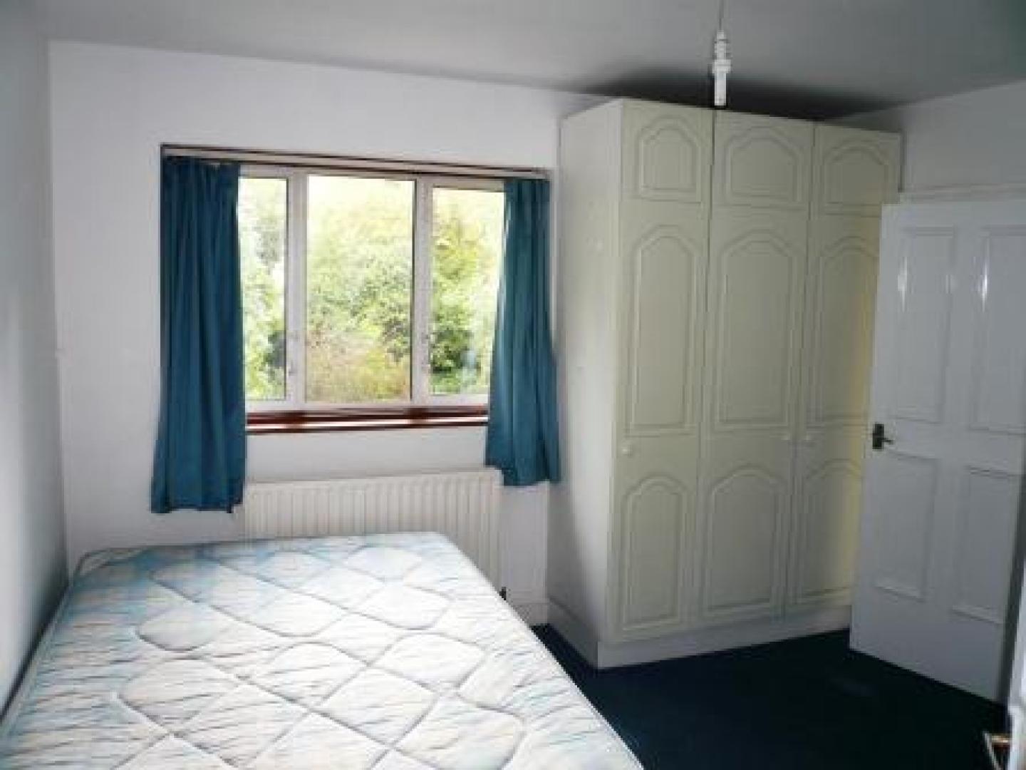 			4 Bedroom, 1 bath, 1 reception Flat			 Corringham Road, GOLDERS GREEN