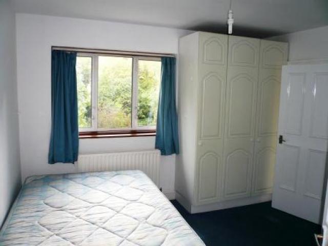 			4 Bedroom, 1 bath, 1 reception Flat			 Corringham Road, GOLDERS GREEN