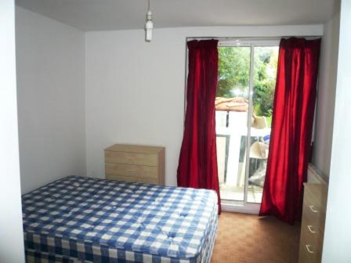 			4 Bedroom, 1 bath, 1 reception Flat			 Corringham Road, GOLDERS GREEN