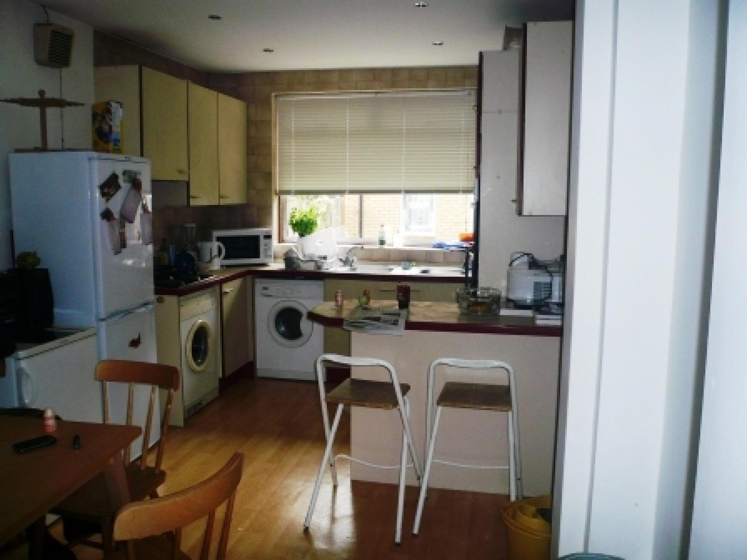 			4 Bedroom, 1 bath, 1 reception Flat			 St.Johns Road, GOLDERS GREEN NW11