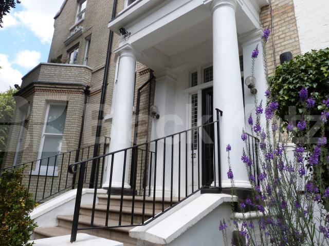 			LET BY BLACK KATZ, 1 Bedroom, 1 bath, 1 reception Flat			 Hampstead Lane, HIGHGATE