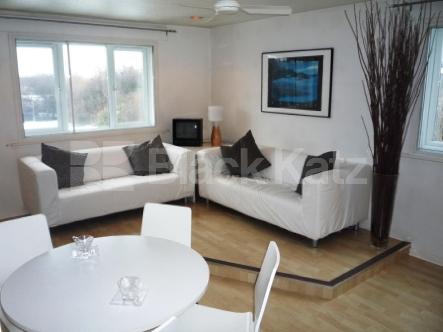 			LOVELY PROPERTY!, 2 Bedroom, 1 bath, 1 reception Flat			 Silver Birch Close, FRIERN BARNET