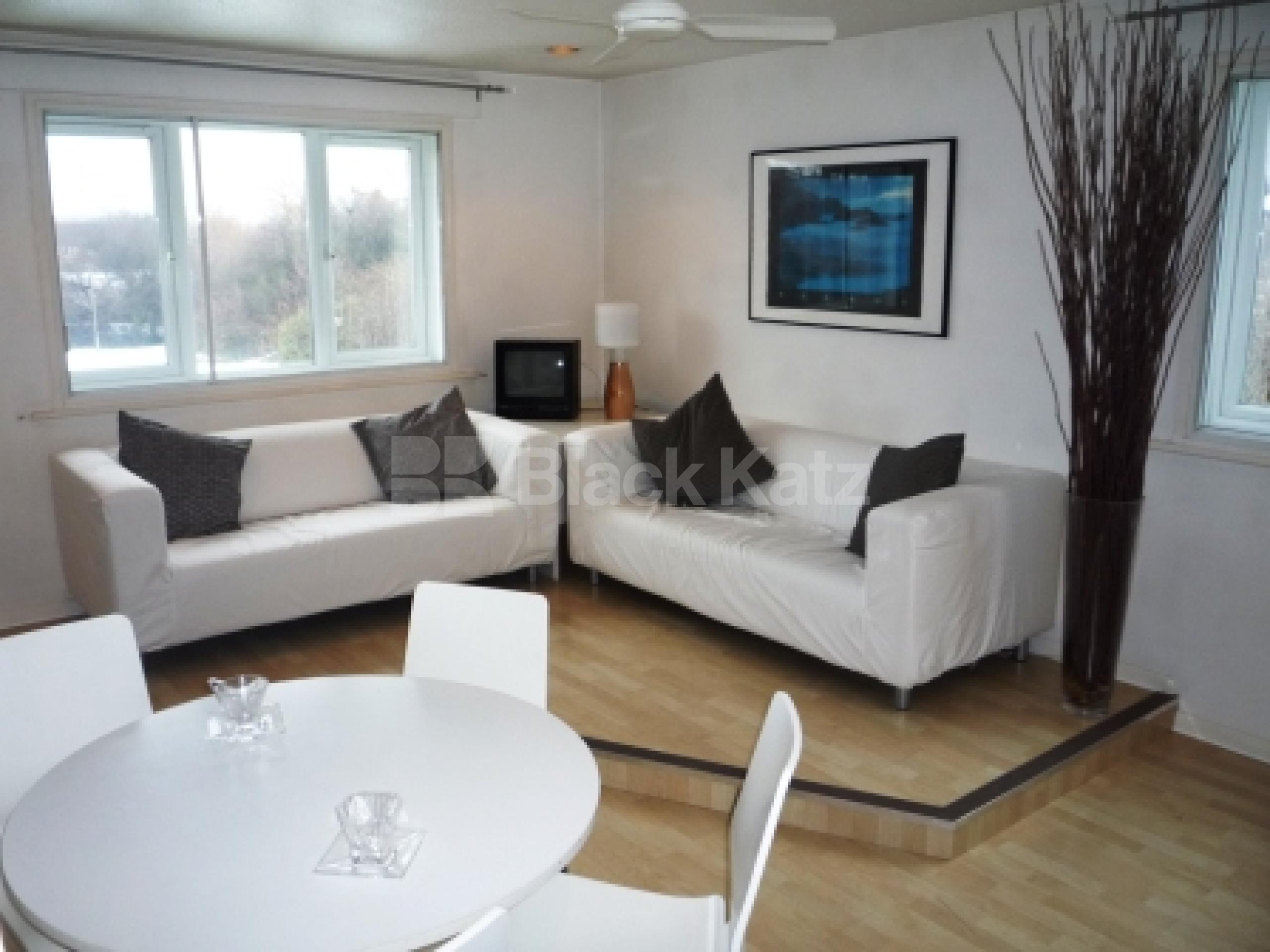 			LOVELY PROPERTY!, 2 Bedroom, 1 bath, 1 reception Flat			 Silver Birch Close, FRIERN BARNET N11