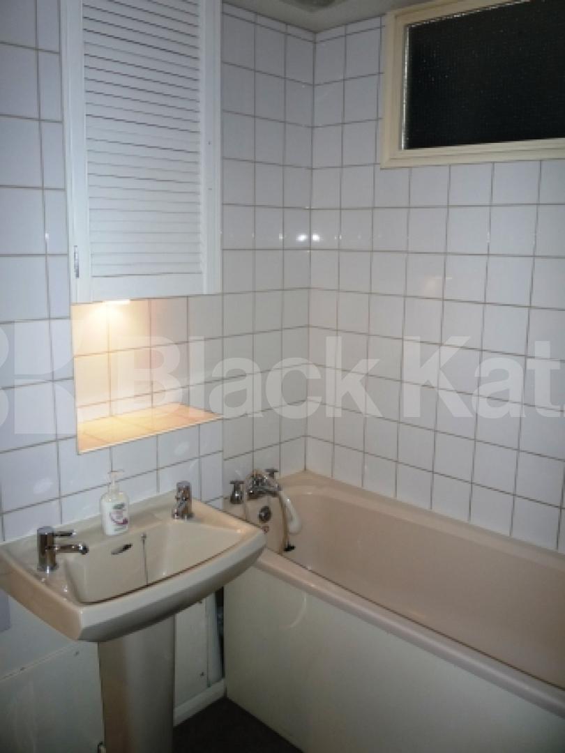 			LOVELY PROPERTY!, 2 Bedroom, 1 bath, 1 reception Flat			 Silver Birch Close, FRIERN BARNET