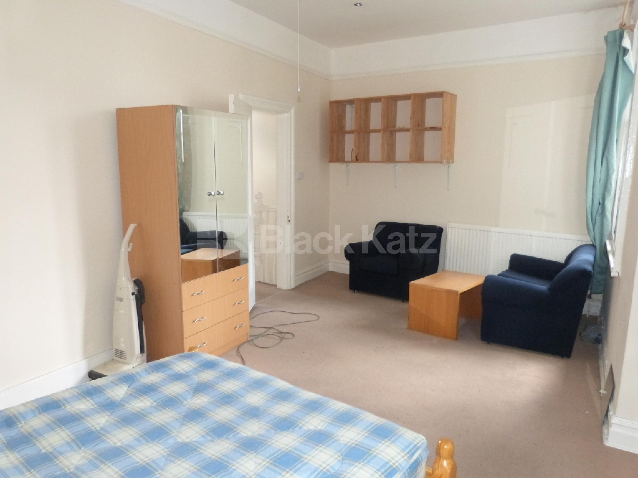 			3 Bedroom, 1 bath, 1 reception House			 Alexandra Gardens, Muswell Hill n10