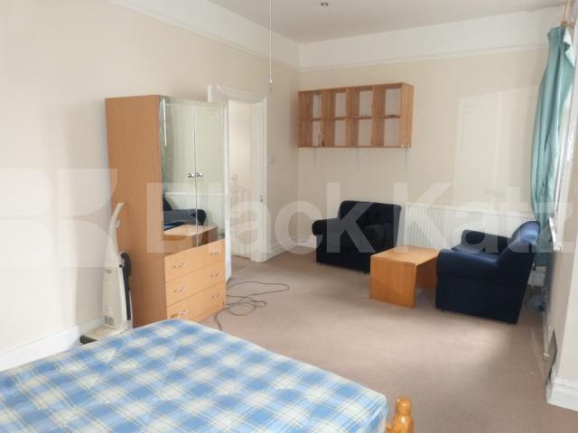 			3 Bedroom, 1 bath, 1 reception House			 Alexandra Gardens, Muswell Hill