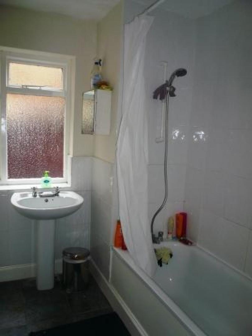 			PRIVATE GARDEN, 2 Bedroom, 1 bath, 1 reception Flat			 Purves Road, KENSAL GREEN