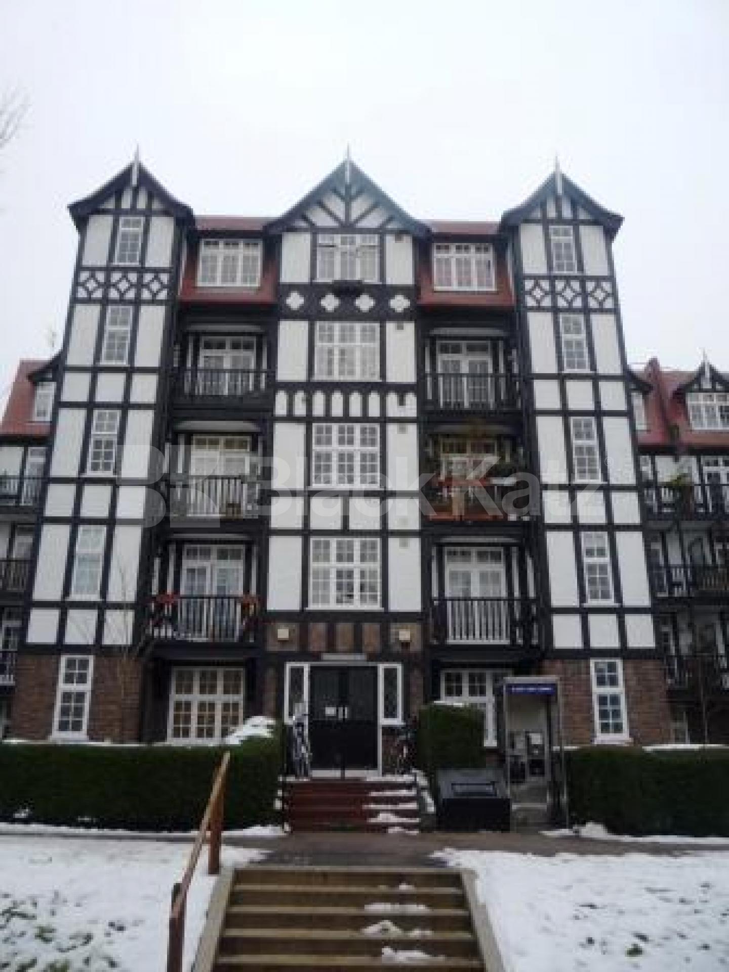 			LET, Studio Apartment, 1 bath, 1 reception Flat			 Holly Lodge Mansions, HIGHGATE N6