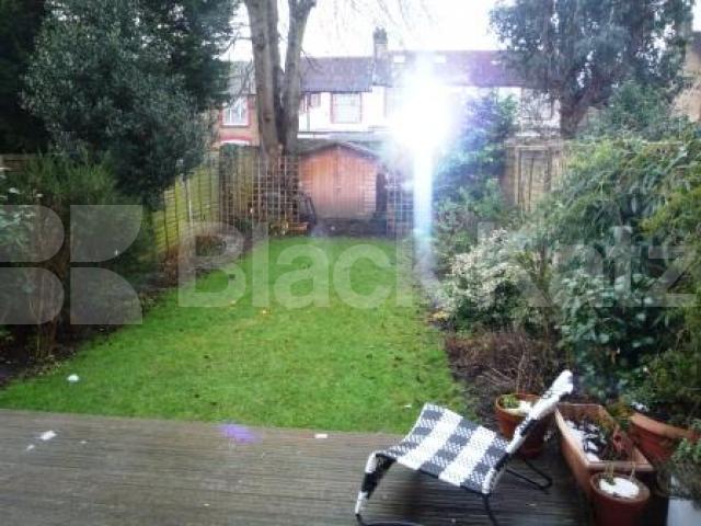 			5 Bedroom, 1 bath, 1 reception House			 Crestbrooke Avenue, PALMERS GREEN