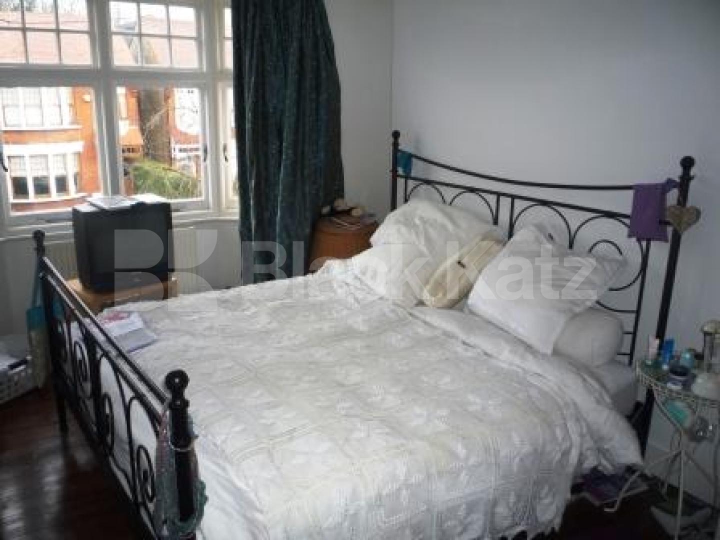 			5 Bedroom, 1 bath, 1 reception House			 Crestbrooke Avenue, PALMERS GREEN