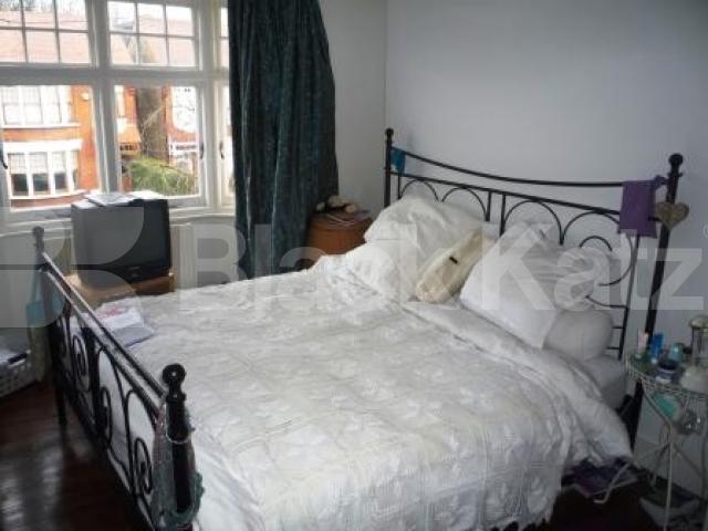 			5 Bedroom, 1 bath, 1 reception House			 Crestbrooke Avenue, PALMERS GREEN