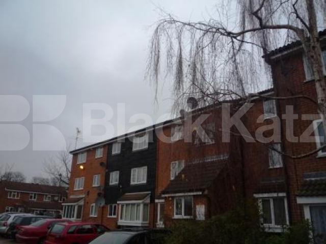 			NEW INSTRUCTION! BARGAIN!, 2 Bedroom, 1 bath, 1 reception Flat			 Silver Birch Close, FRIERN BARNET