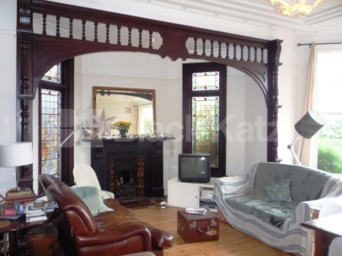 			UNIQUE PROPERTY!, 2 Bedroom, 1 bath, 1 reception Ground Floor Flat			 Haslemere Road, CROUCH END