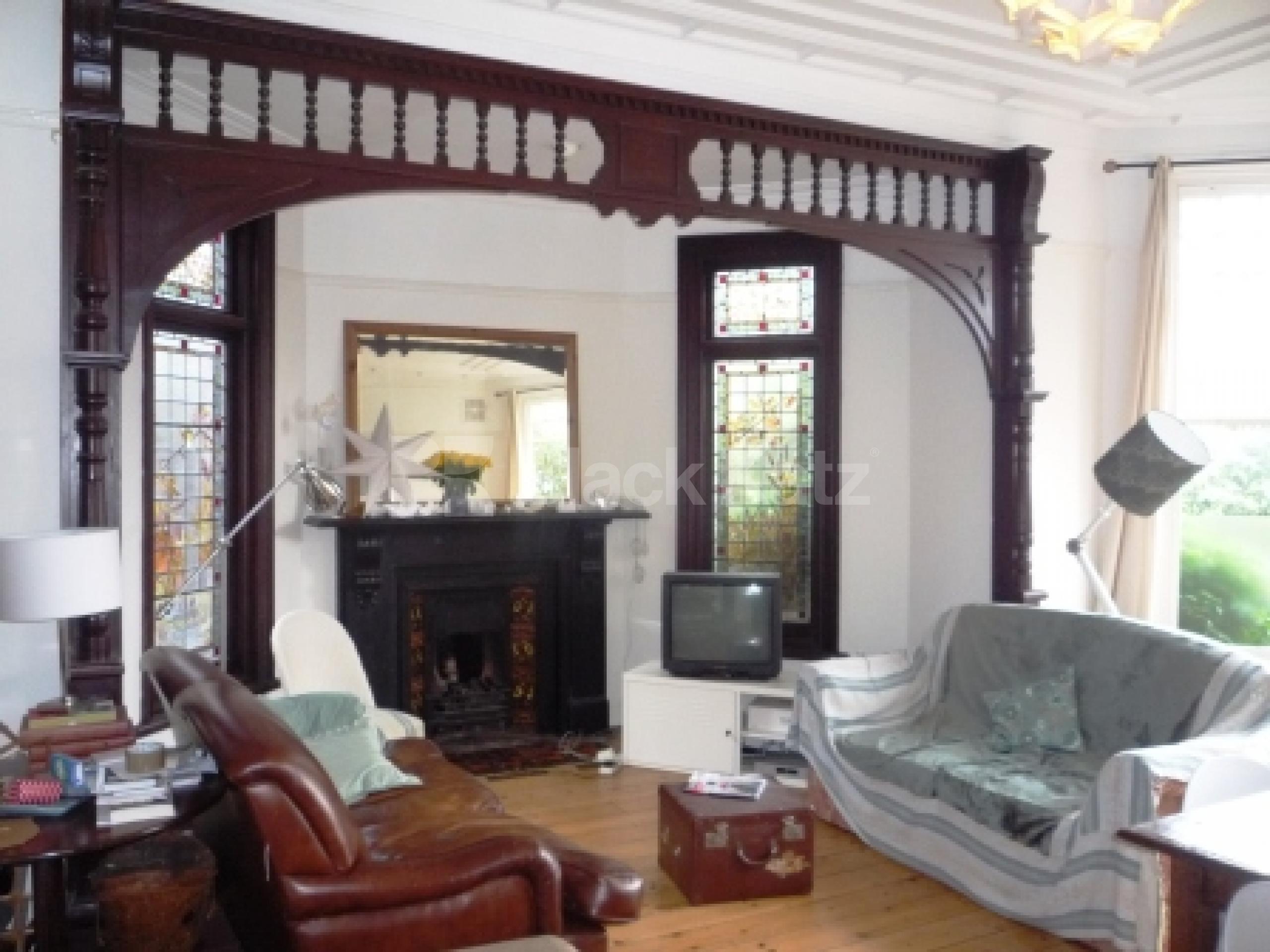 			UNIQUE PROPERTY!, 2 Bedroom, 1 bath, 1 reception Ground Floor Flat			 Haslemere Road, CROUCH END N8