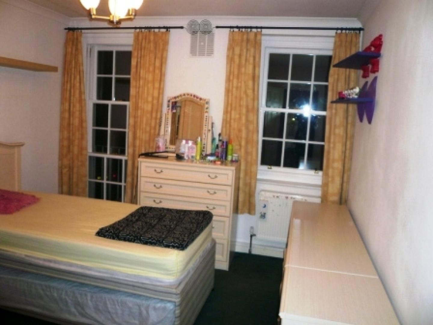 			3 Bedroom, 1 bath, 1 reception Flat			 New End Square, HAMPSTEAD