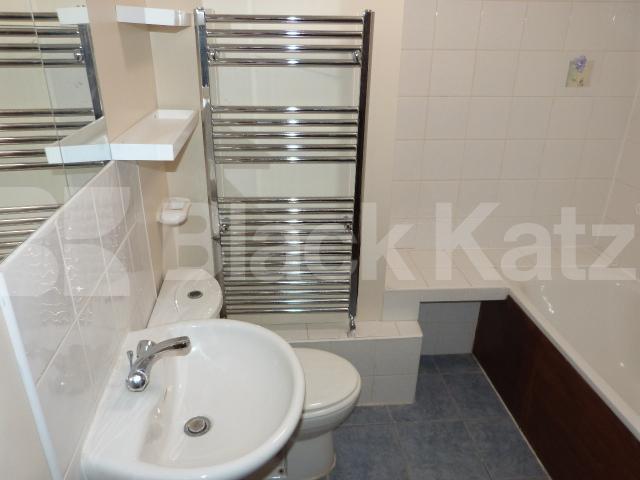 			2 Bedroom, 1 bath, 1 reception Flat			  High Road, Wood Green