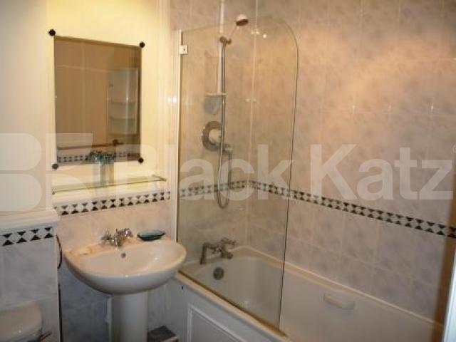 			BEAUTIFUL GATED DEVELOPMENT!, 2 Bedroom, 1 bath, 1 reception House			 Greenfield Drive, EAST FINCHLEY