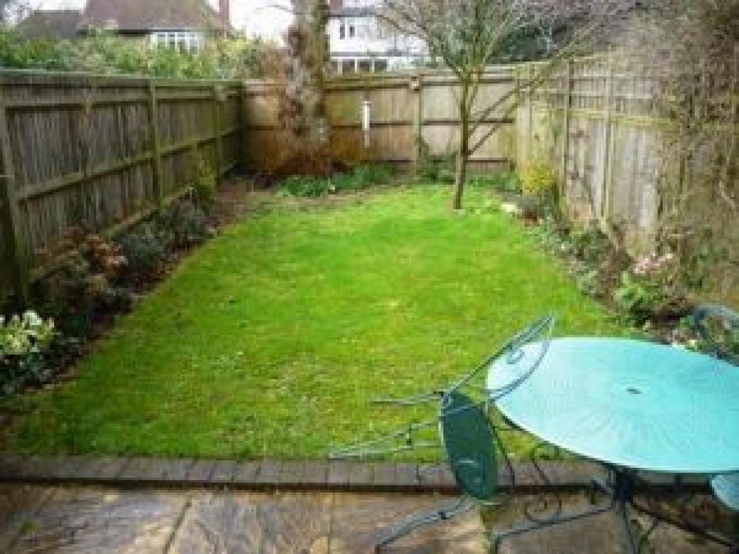 			2 Bedroom, 1 bath, 1 reception Flat			 Greenfield Drive, EAST FINCHLEY