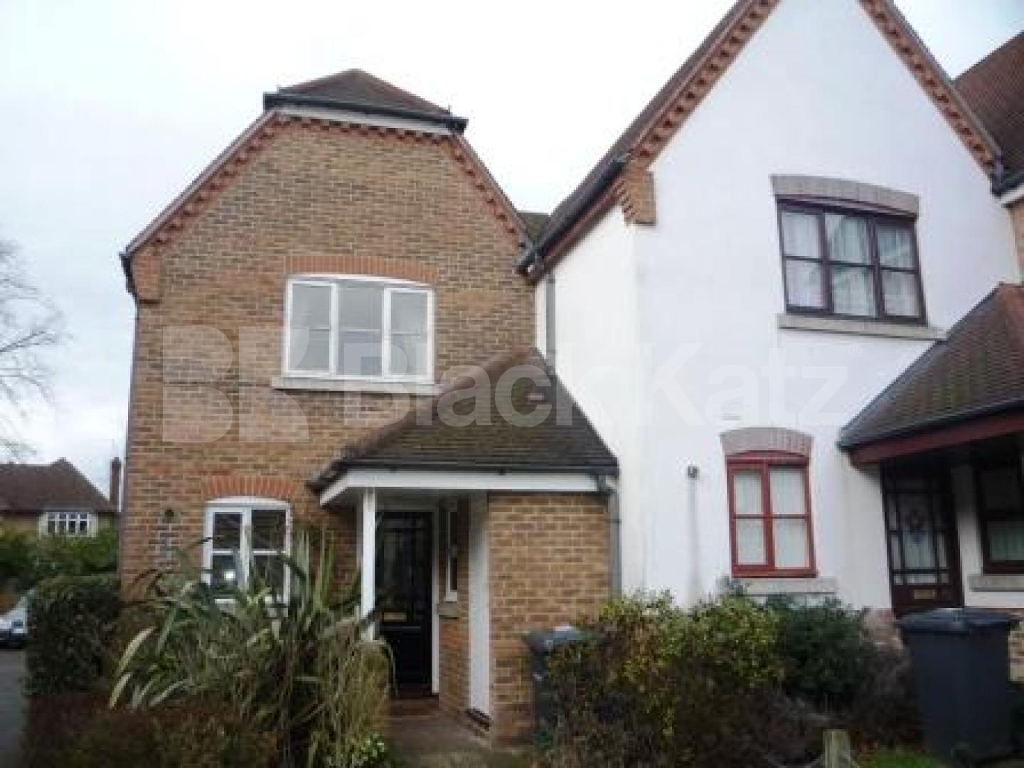 			BEAUTIFUL GATED DEVELOPMENT!, 2 Bedroom, 1 bath, 1 reception House			 Greenfield Drive, EAST FINCHLEY