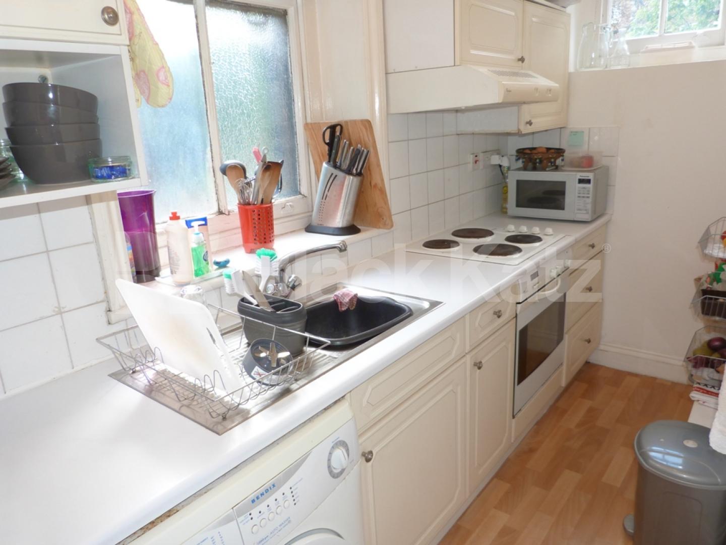 			1 Bedroom, 1 bath, 1 reception Flat			 Bank Chambers, HORNSEY