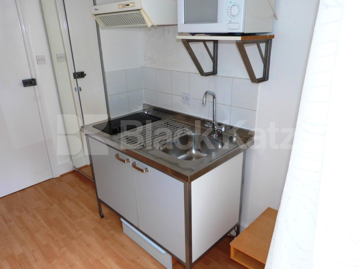 			Studio Apartment, 1 bath, 1 reception Flat			 Weston Park, Crouch End