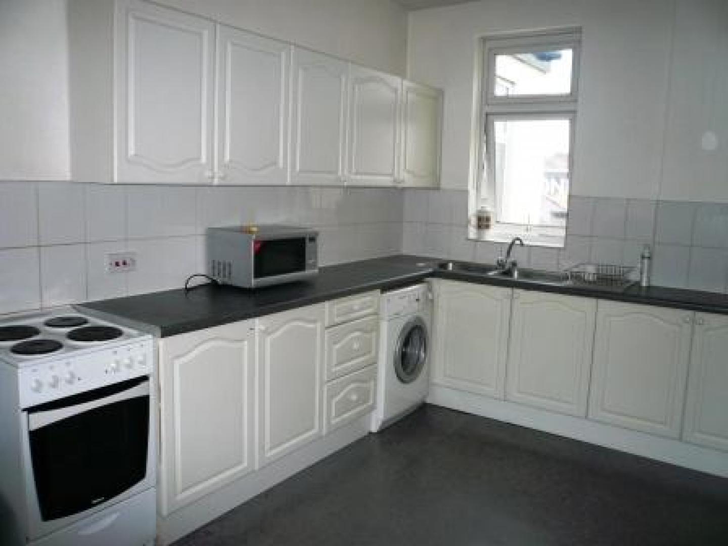 			3 Bedroom, 1 bath, 1 reception Flat			 Bell Lane, HENDON