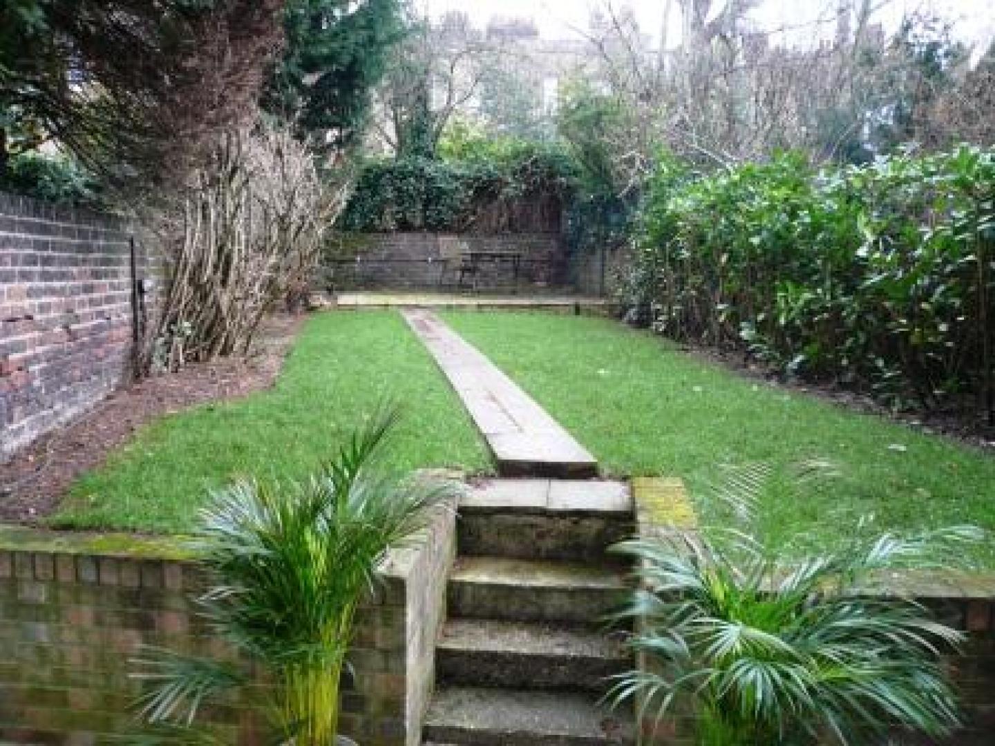 			2 Bedroom, 1 bath, 1 reception Flat			 Primrose Gardens, BELSIZE PARK