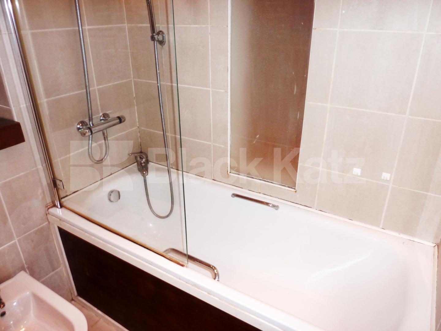 			LOCATION LOCATION LOCATION!, 2 Bedroom, 1 bath, 1 reception Flat			 Craven Terrace, Lancaster Gate