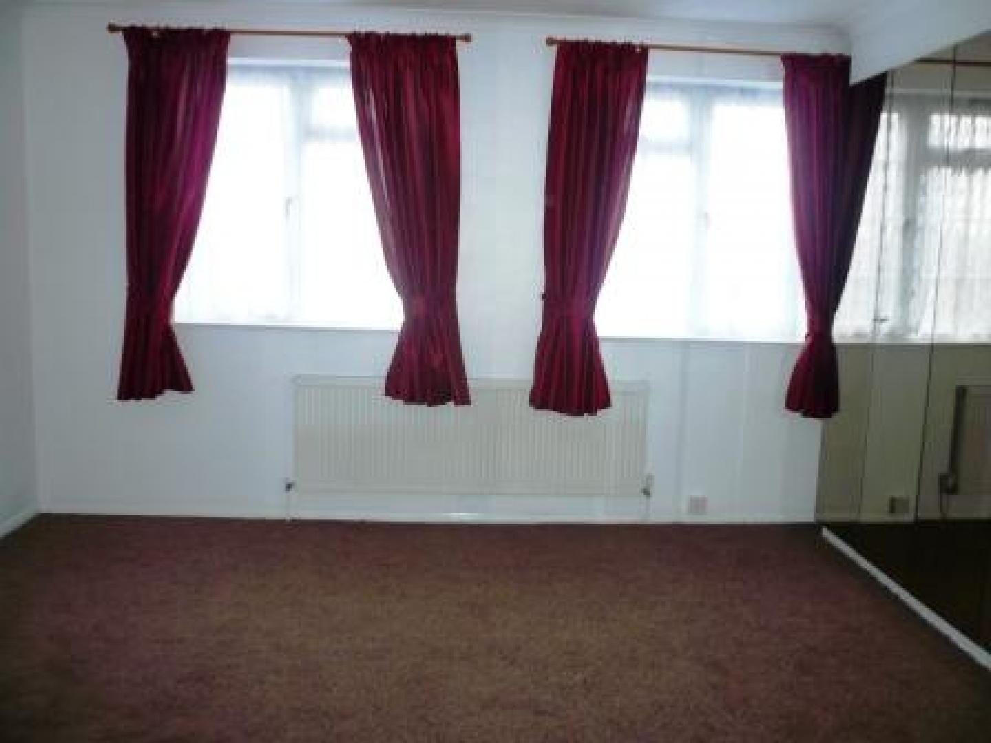 			4 Bedroom, 1 bath, 1 reception Flat			 Oakview Gardens, EAST FINCHLEY