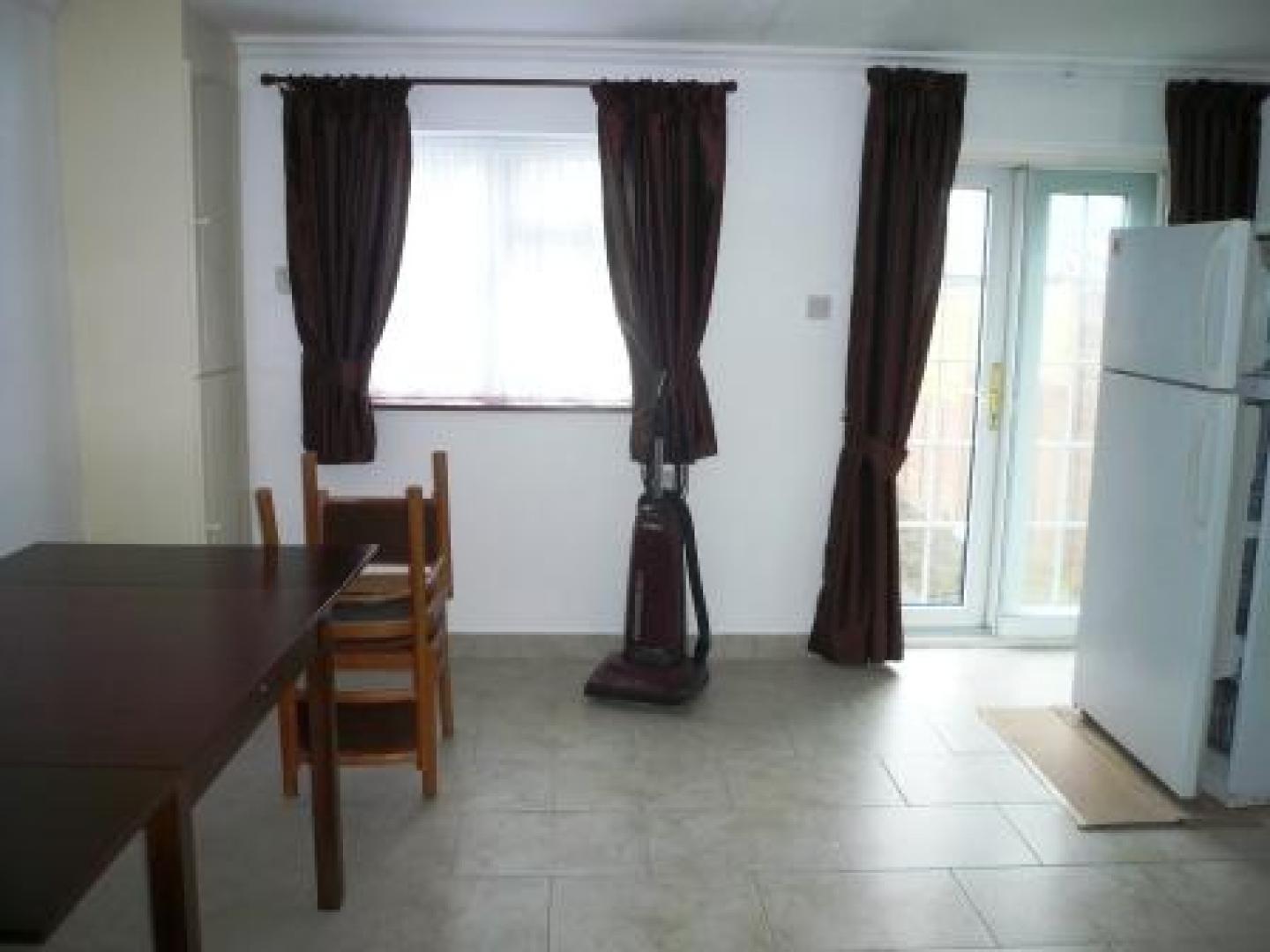 			4 Bedroom, 1 bath, 1 reception Flat			 Oakview Gardens, EAST FINCHLEY