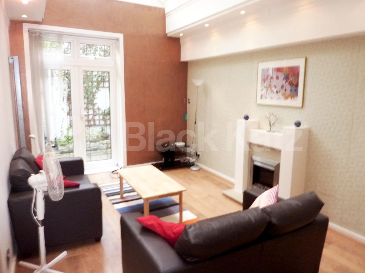 			LOCATION LOCATION LOCATION!, 2 Bedroom, 1 bath, 1 reception Flat			 Craven Terrace, Lancaster Gate