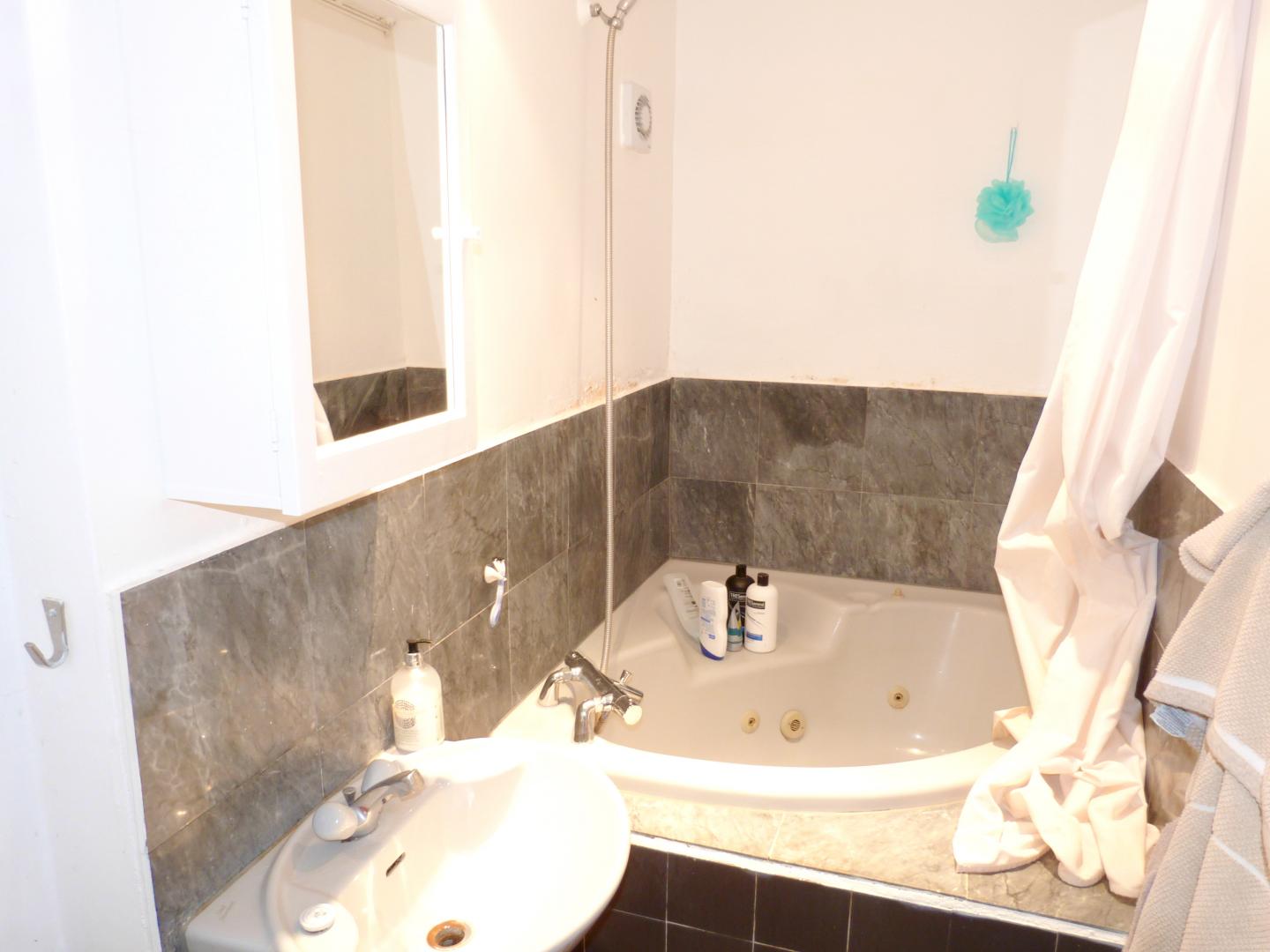 			UNDER OFFER , 1 Bedroom, 1 bath, 1 reception Flat			 Kingsgate Road, WEST HAMPSTEAD