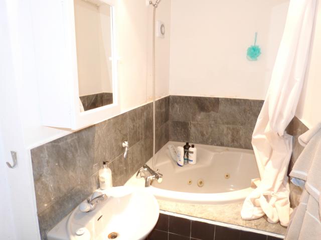 			UNDER OFFER , 1 Bedroom, 1 bath, 1 reception Flat			 Kingsgate Road, WEST HAMPSTEAD