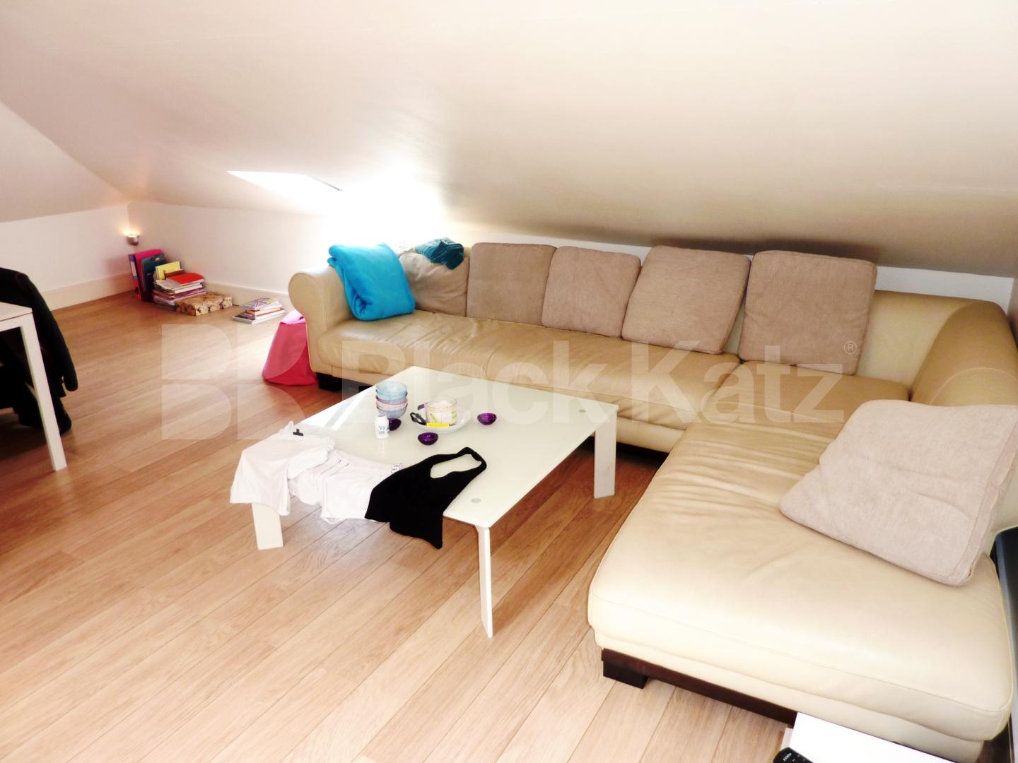 			Available mid September! Ideal for student and sharers!, 3 Bedroom, 1 bath, 1 reception Flat			 Camden Road, CAMDEN 