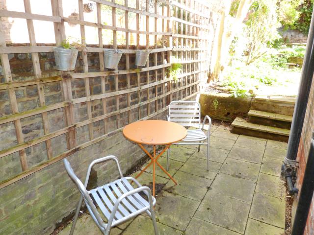 			UNDER OFFER , 1 Bedroom, 1 bath, 1 reception Flat			 Kingsgate Road, WEST HAMPSTEAD