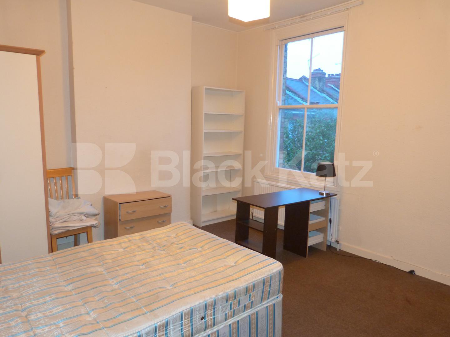			3 Bedroom, 1 bath, 1 reception Flat			 Meads Road, TURNPIKE LANE