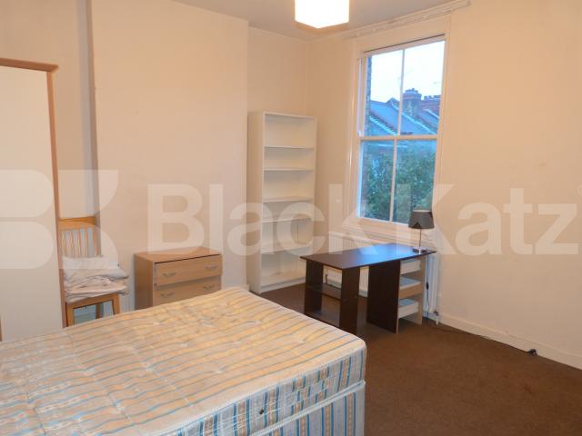 			3 Bedroom, 1 bath, 1 reception Flat			 Meads Road, TURNPIKE LANE