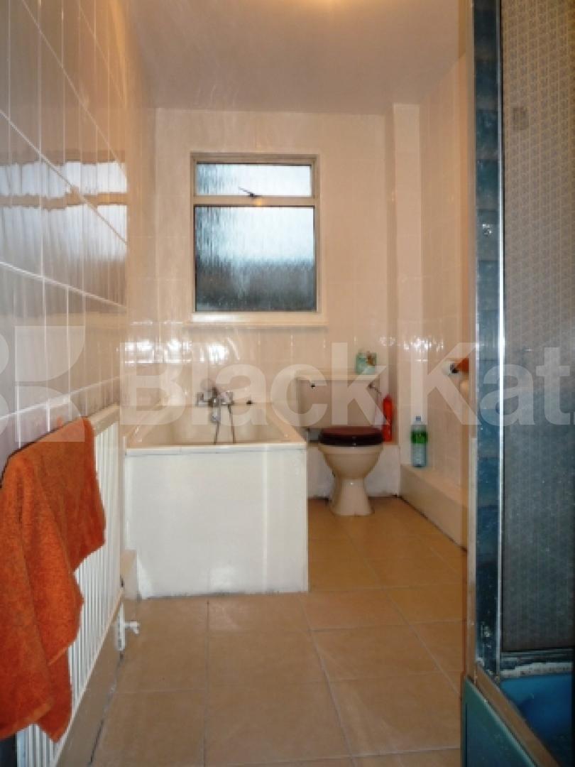 			THREE BED HOUSE WITH GARDEN!, 3 Bedroom, 1 bath, 1 reception Terraced House			 Tower Gardens, WOOD GREEN