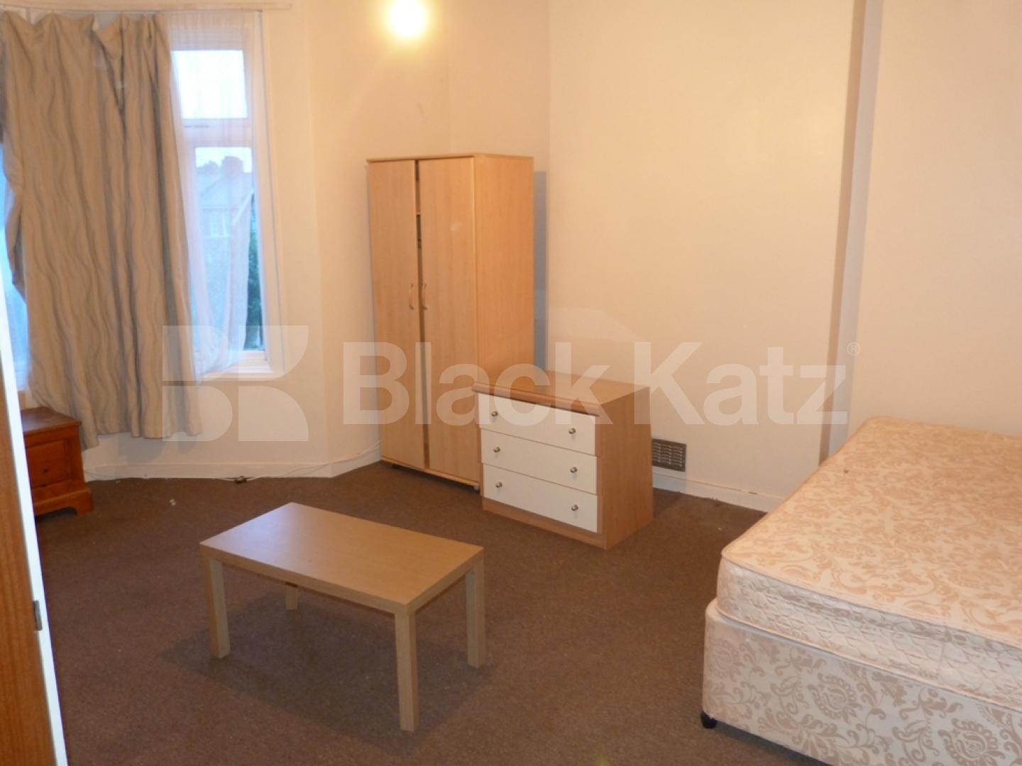 			3 Bedroom, 1 bath, 1 reception Flat			 Meads Road, TURNPIKE LANE