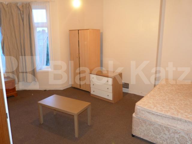 			3 Bedroom, 1 bath, 1 reception Flat			 Meads Road, TURNPIKE LANE