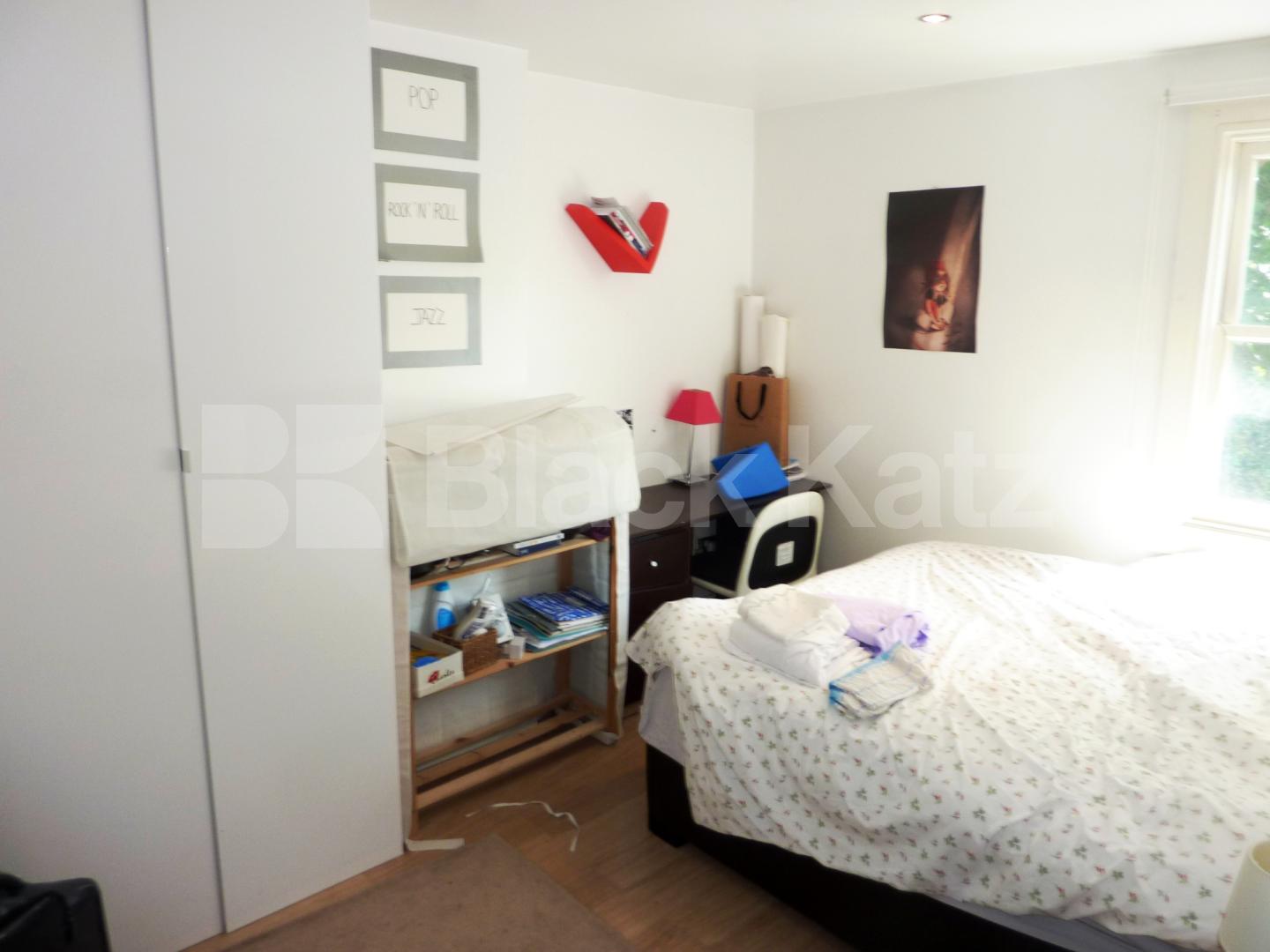 			Available mid September! Ideal for student and sharers!, 3 Bedroom, 1 bath, 1 reception Flat			 Camden Road, CAMDEN 