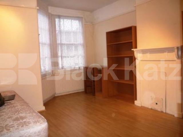 			THREE BED HOUSE WITH GARDEN!, 3 Bedroom, 1 bath, 1 reception Terraced House			 Tower Gardens, WOOD GREEN