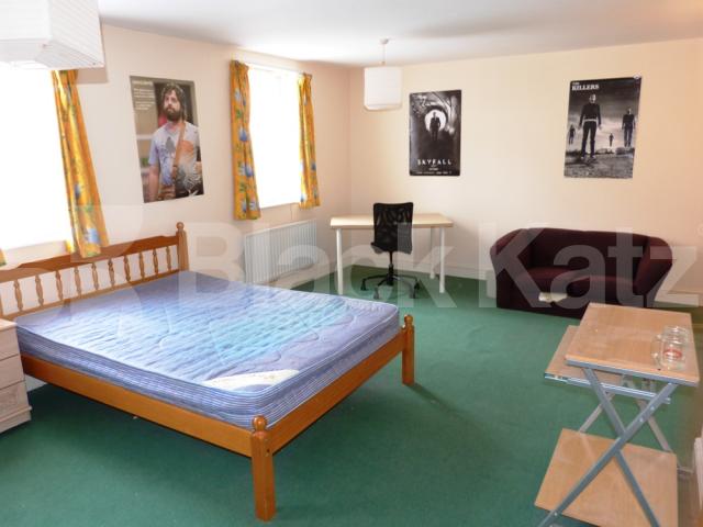 			3 Bedroom, 1 bath, 1 reception Mews House			 The Mews, Hornsey High Street