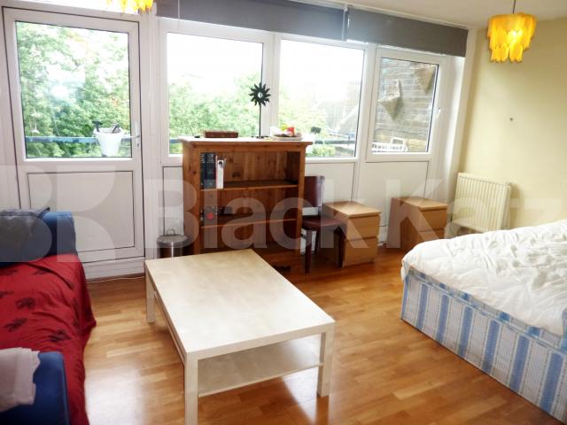 			GOOD FOR 3 SHARERS!, 2 Bedroom, 1 bath, 1 reception Flat			 Maitland Park Villas, CHALK FARM