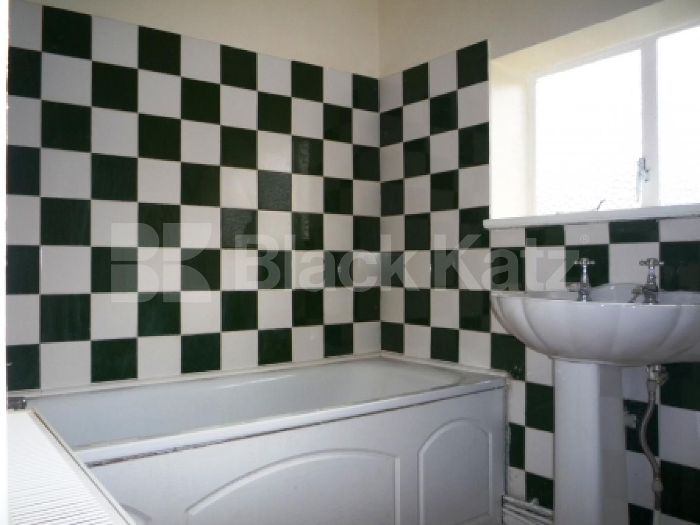 			3 Bedroom, 1 bath, 1 reception House			 Colney Hatch Lane, MUSWELL HILL