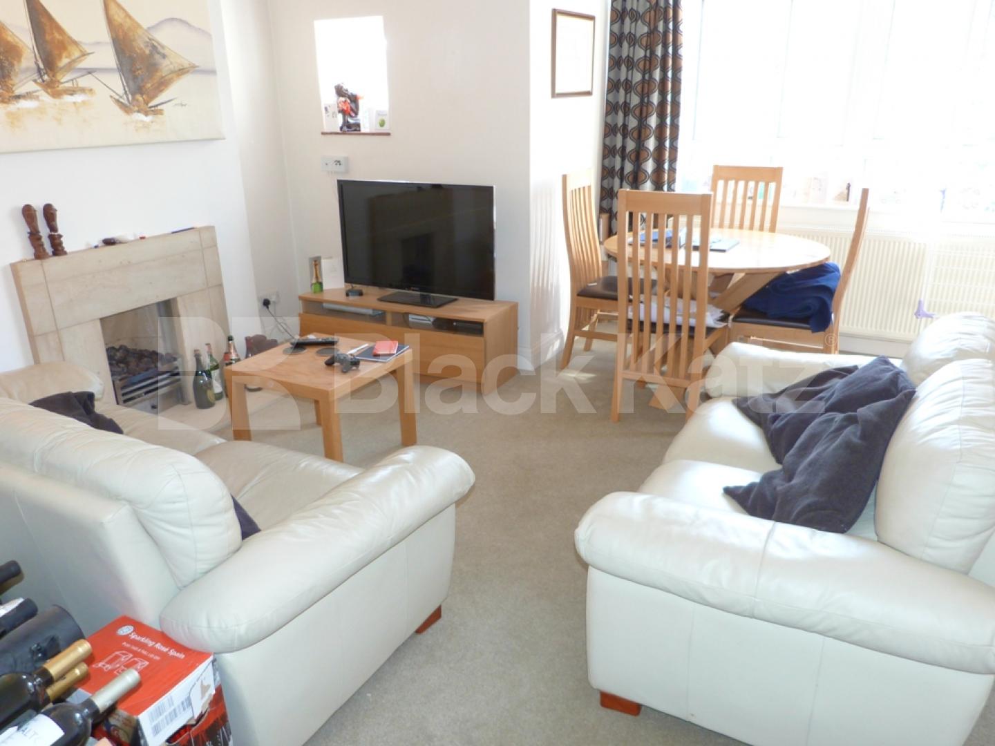 			New Instruction !, 2 Bedroom, 1 bath, 1 reception Flat			 Park Road, Crouch End
