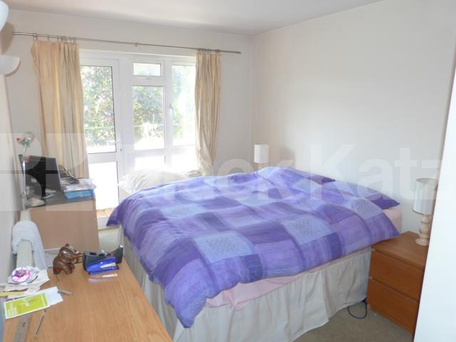 			New Instruction !, 2 Bedroom, 1 bath, 1 reception Flat			 Park Road, Crouch End