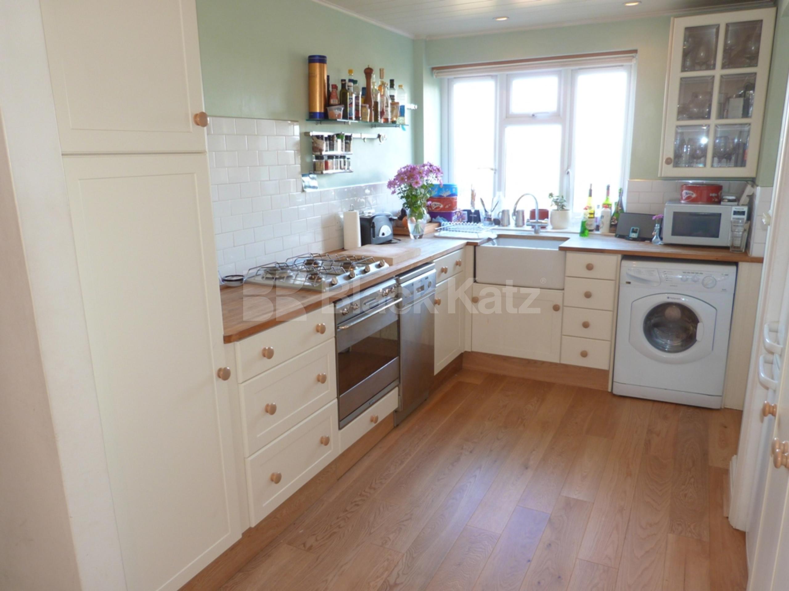 			New Instruction !, 2 Bedroom, 1 bath, 1 reception Flat			 Park Road, Crouch End N8