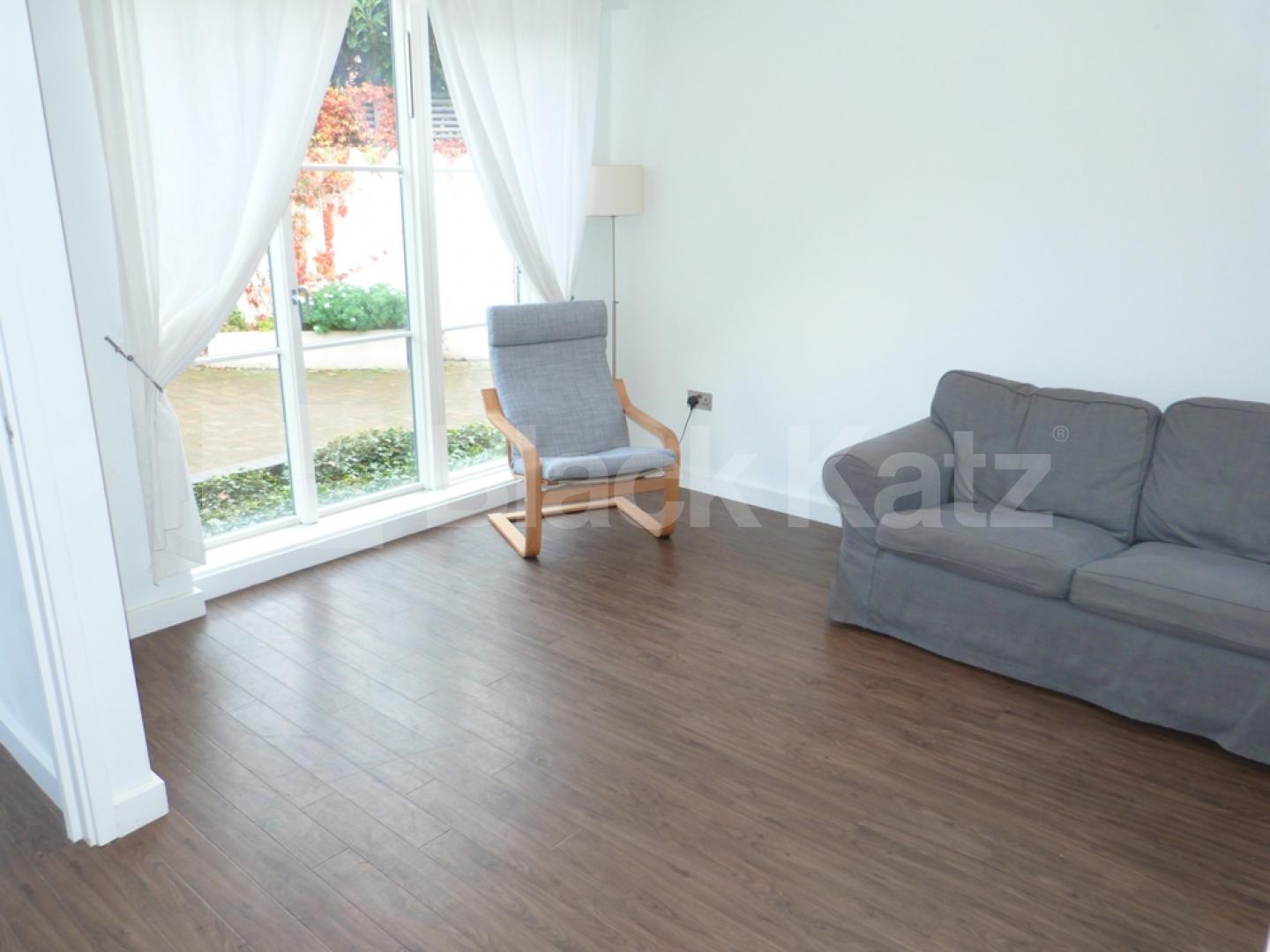 			A Must See Townhouse in Private Gated Mews !, 2 Bedroom, 1 bath, 1 reception Mews House			 Kingsgate Mews, Crouch End