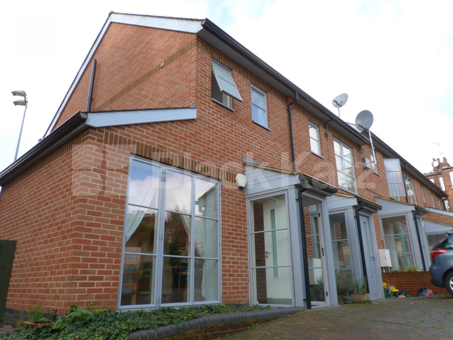 			A Must See Townhouse in Private Gated Mews !, 2 Bedroom, 1 bath, 1 reception Mews House			 Kingsgate Mews, Crouch End